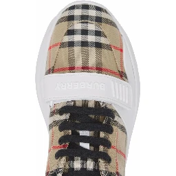 حذاء رياضي من بربري بيج