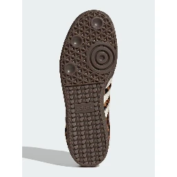 حذاء رياضي بني من أديداس