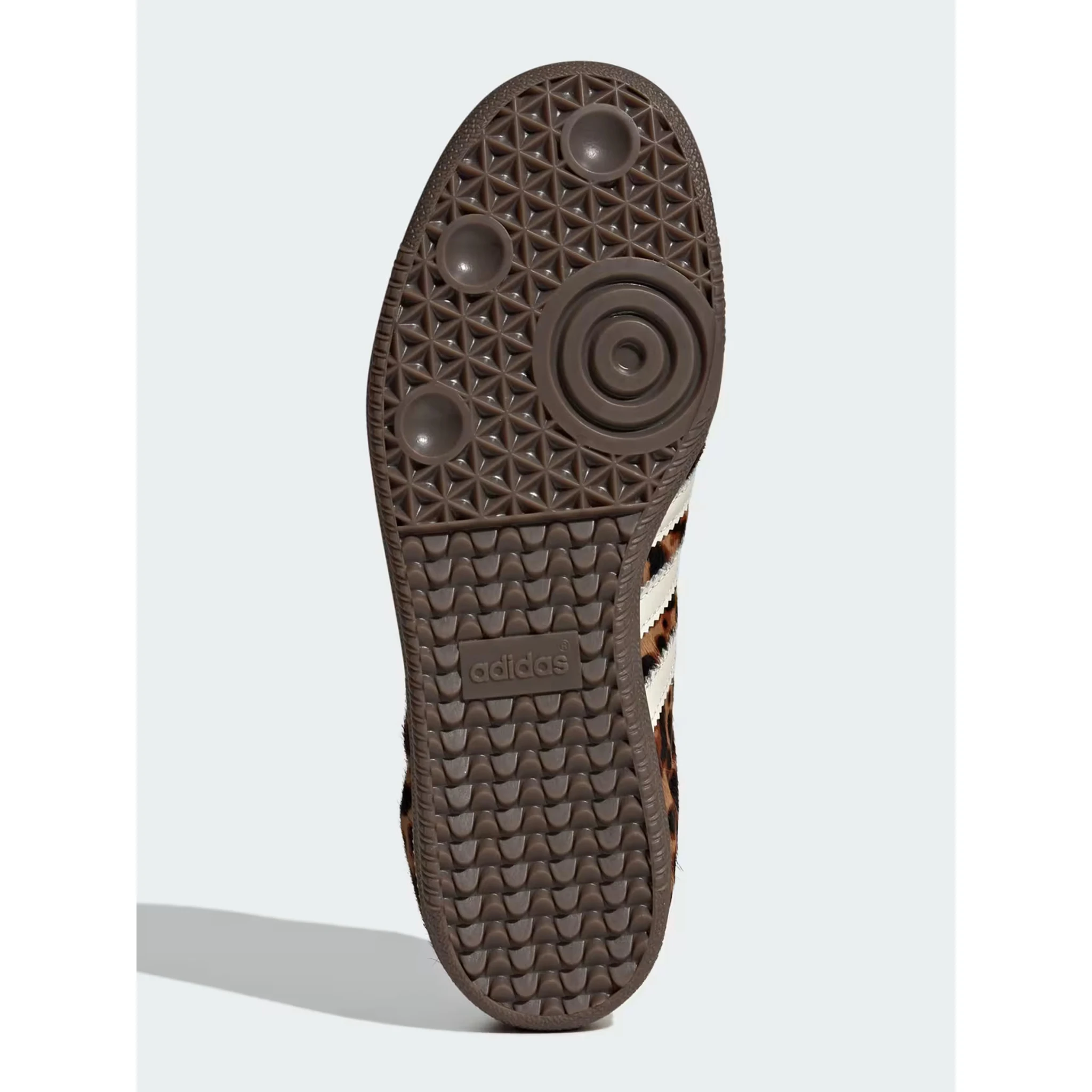 حذاء رياضي بني من أديداس