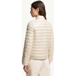 معاطف مونكلير بيضاء