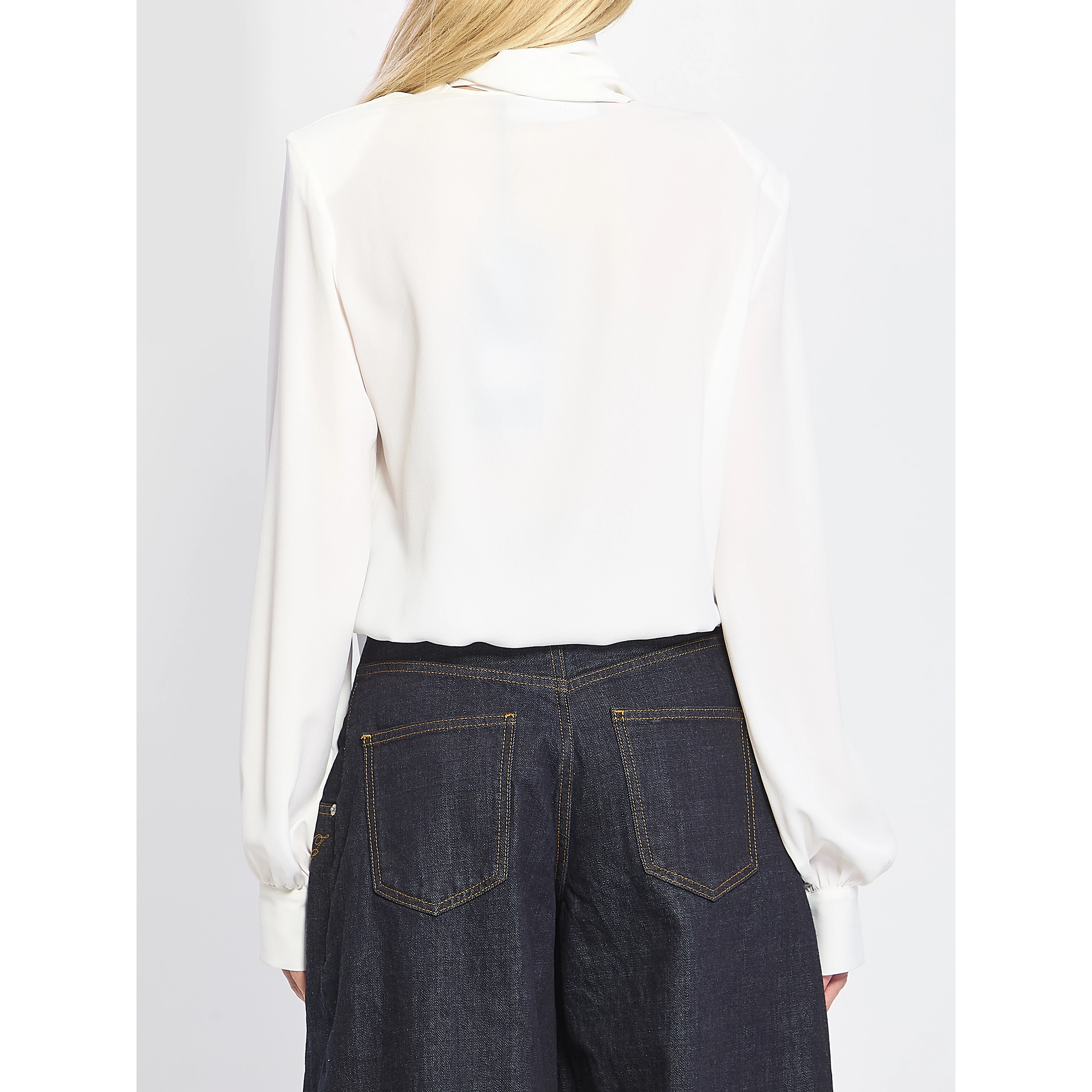 Blusa incrociata con sciarpina