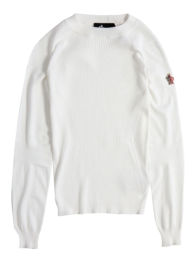 Knitted crew neck sweater.