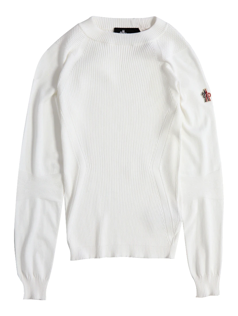 Knitted crew neck sweater.