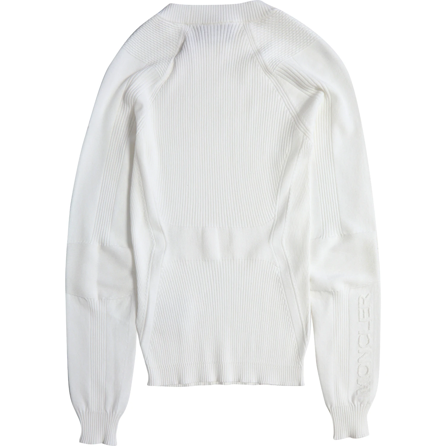 Knitted crew neck sweater.