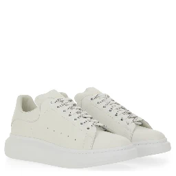 أحذية رياضية "كبيرة الحجم"