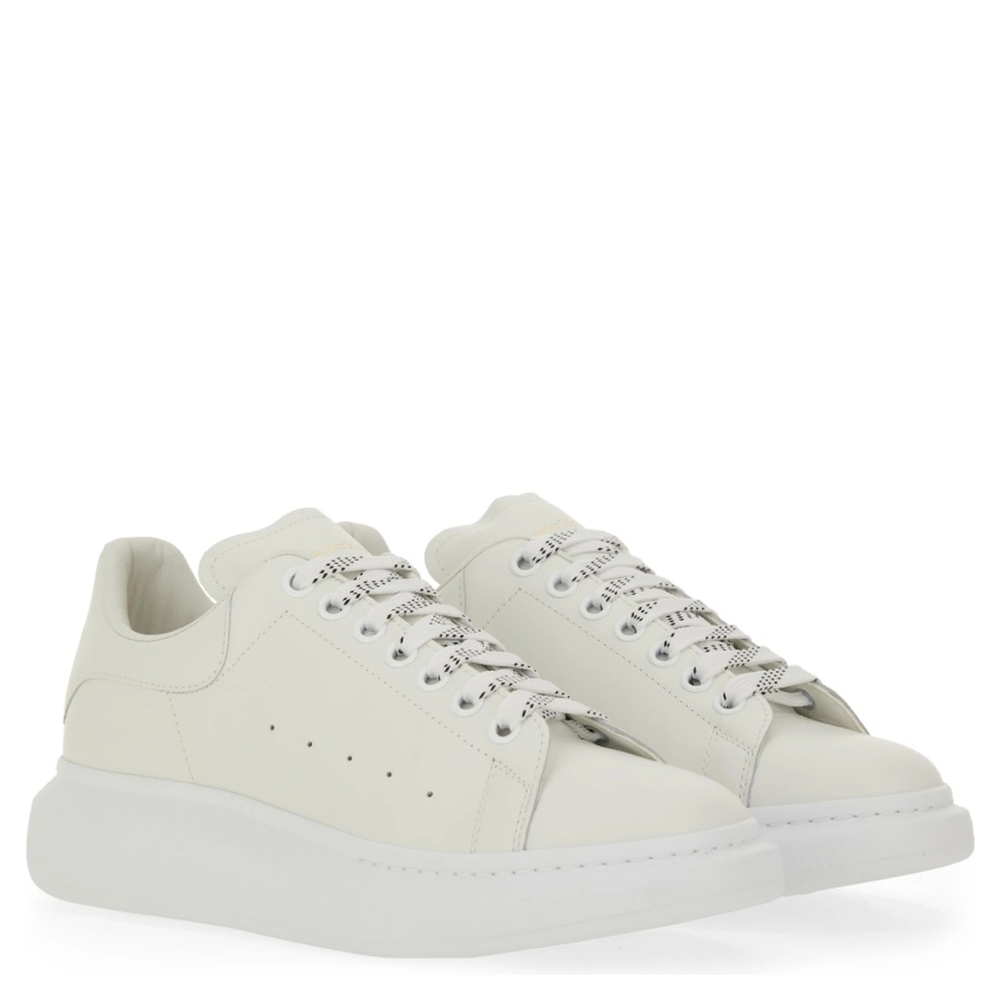 أحذية رياضية "كبيرة الحجم"