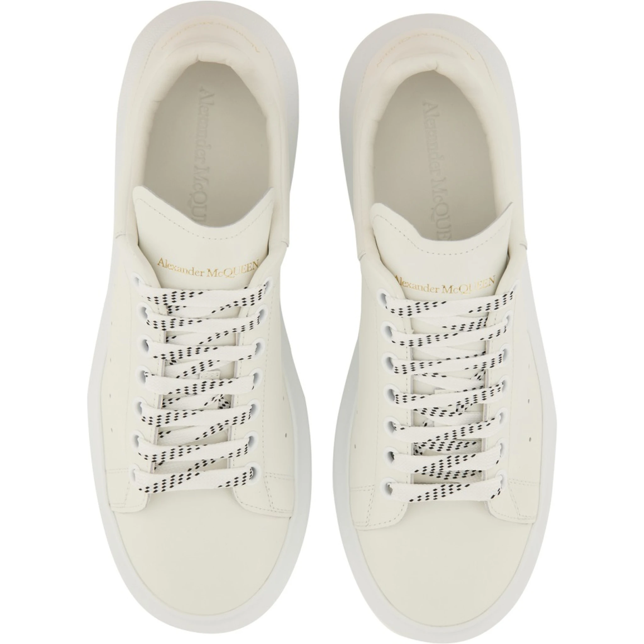 أحذية رياضية "كبيرة الحجم"