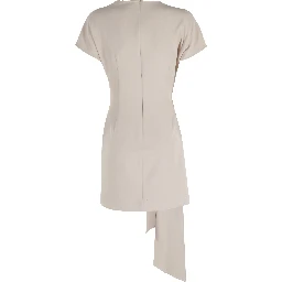 فستان قصير منسدل بياقة على شكل حرف V