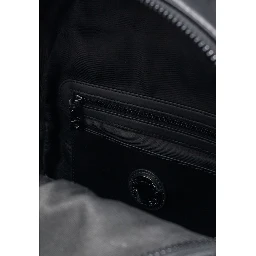 حقيبة ظهر سوداء من البولي إيثيلين