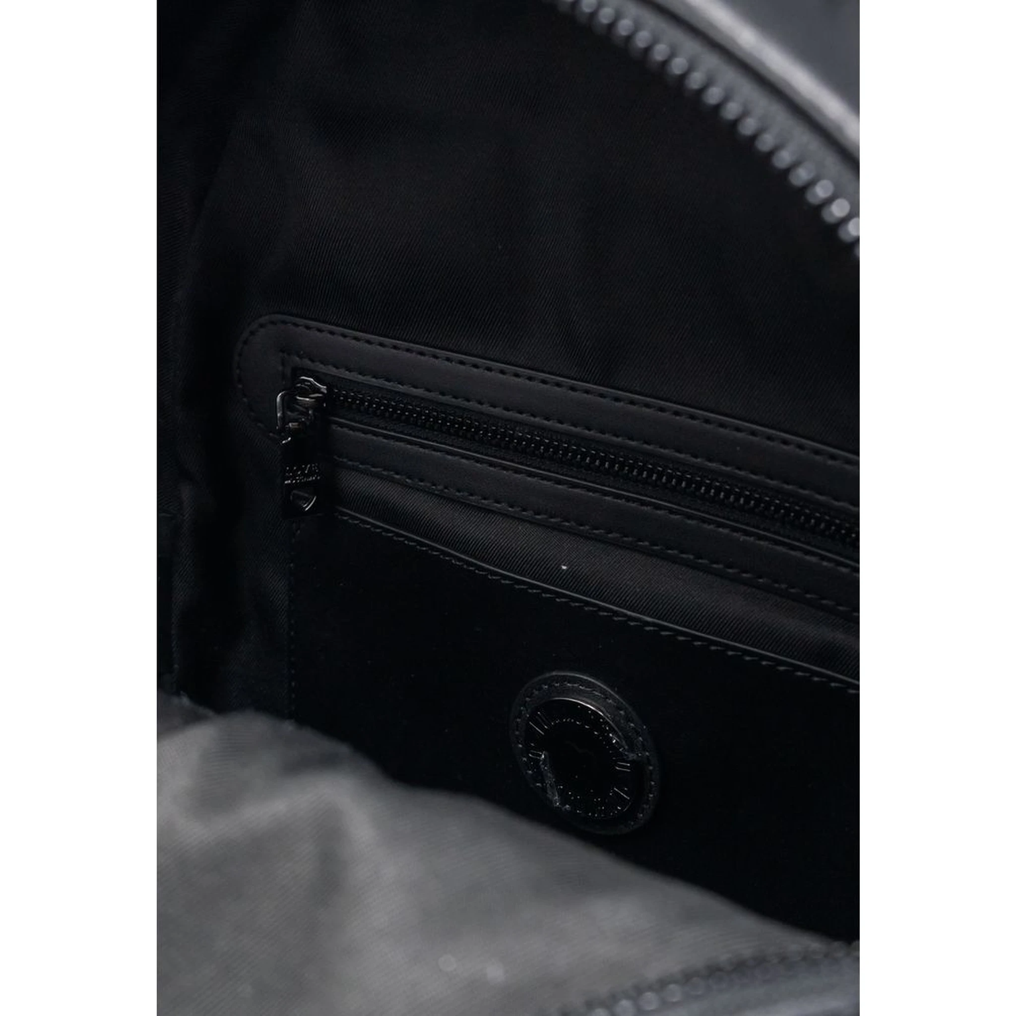 حقيبة ظهر سوداء من البولي إيثيلين