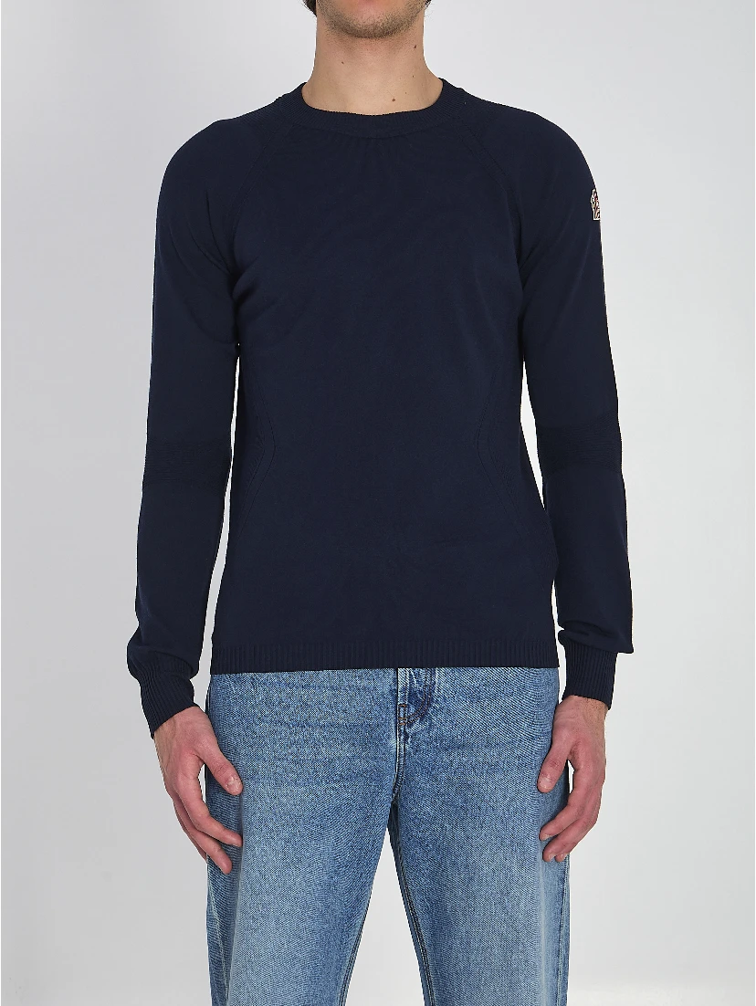 Round neck knit sweater