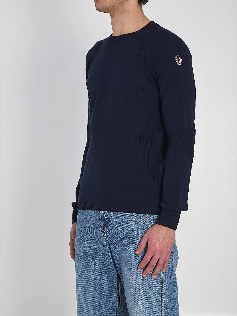 Round neck knit sweater