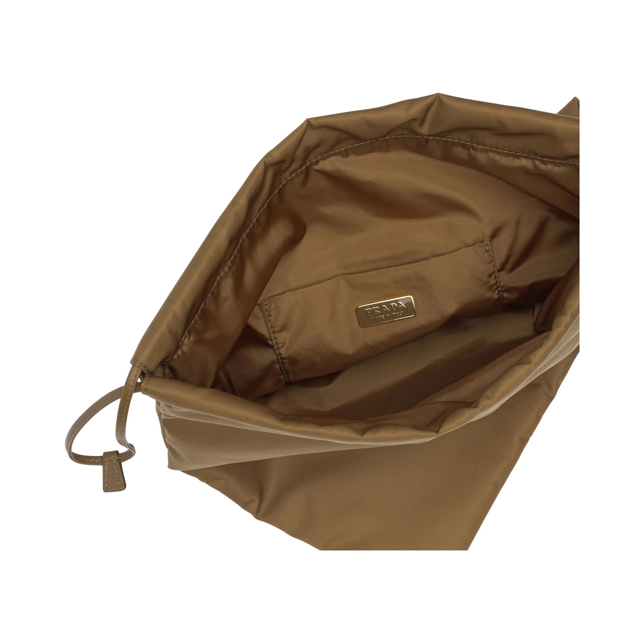 حقيبة "برادا ويش" مصنوعة من النايلون المعاد تدويره