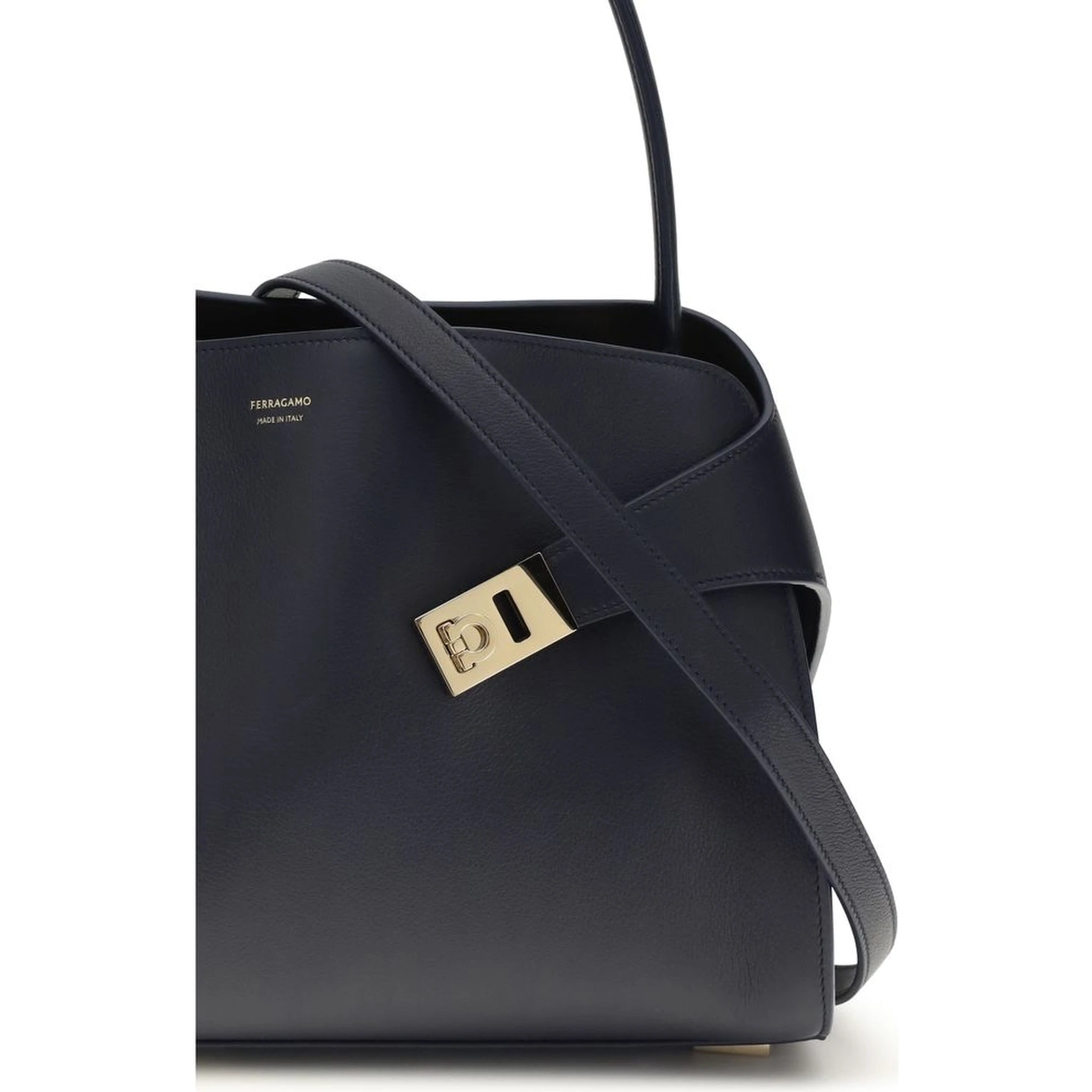 حقيبة كتف بوس توروس من جلد العجل الأزرق