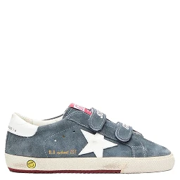 حذاء رياضي بشعار