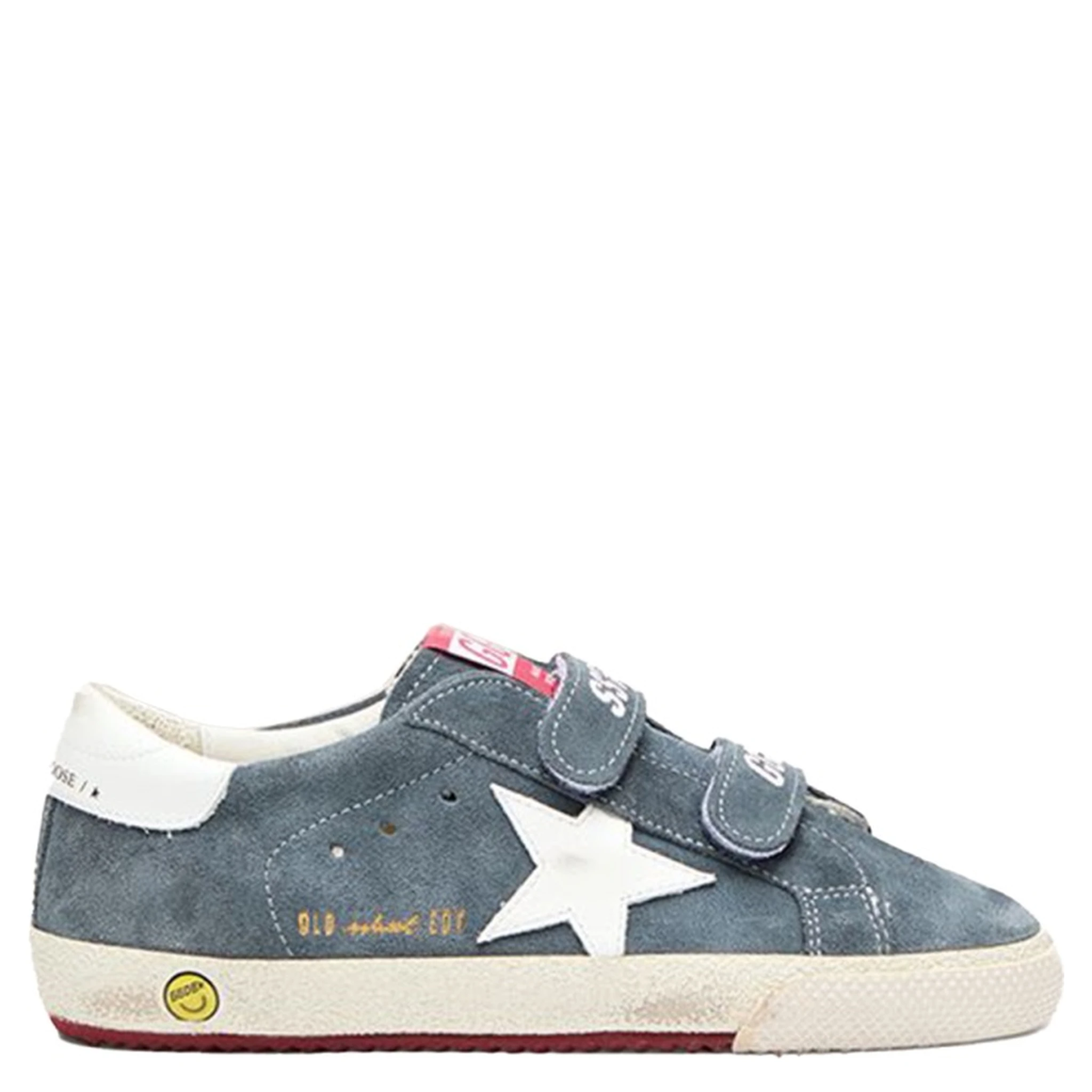 حذاء رياضي بشعار