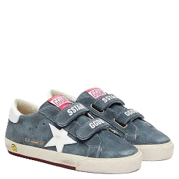 حذاء رياضي بشعار