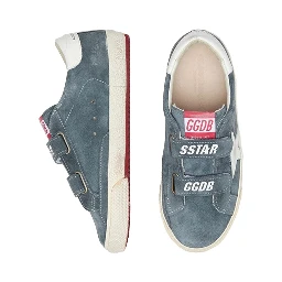 حذاء رياضي بشعار