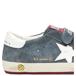 حذاء رياضي بشعار