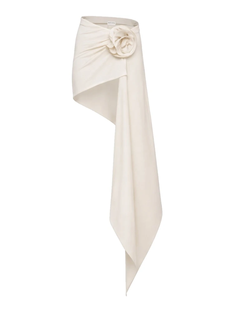 تنورة قصيرة ذات ثنيات