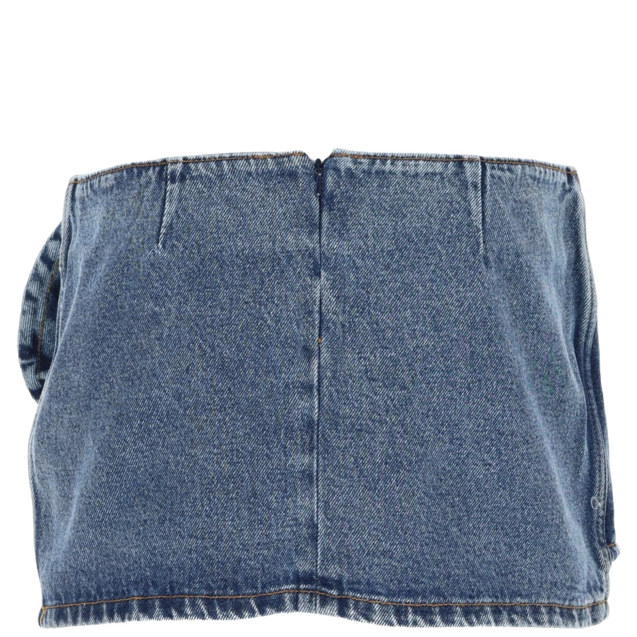 تنورة قصيرة من الدنيم