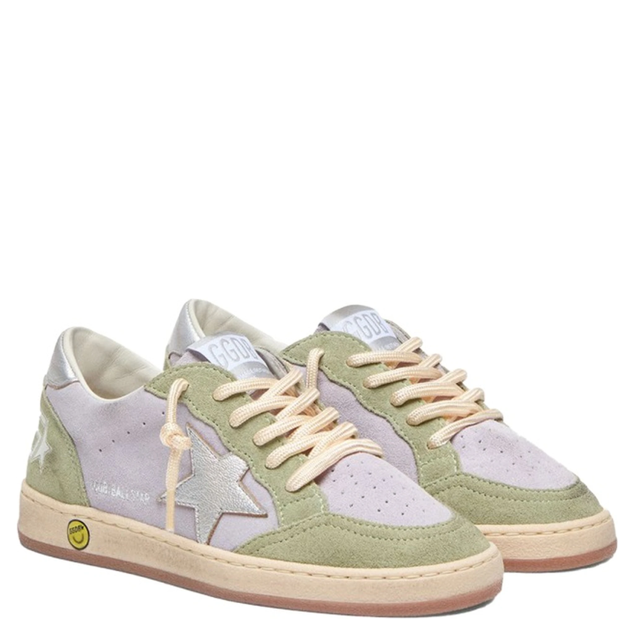 حذاء رياضي على شكل نجمة