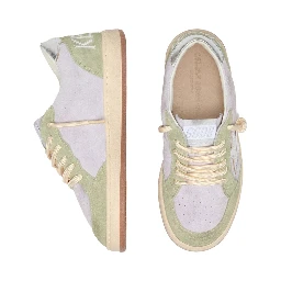 حذاء رياضي على شكل نجمة