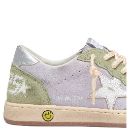 حذاء رياضي على شكل نجمة