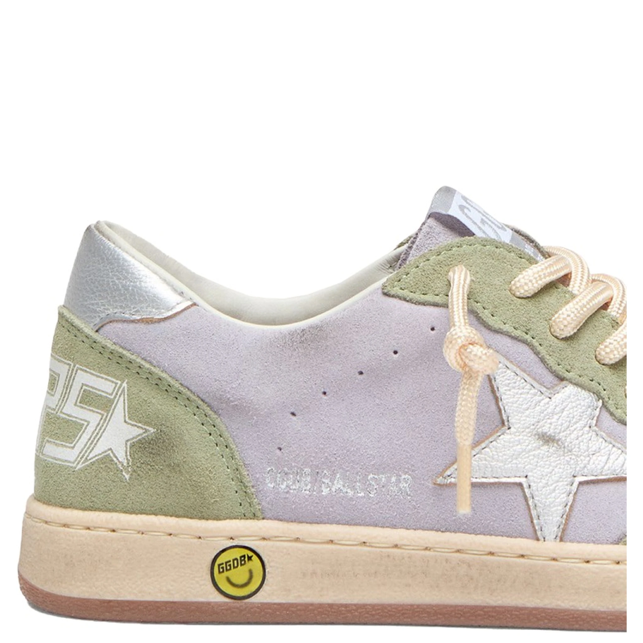 حذاء رياضي على شكل نجمة