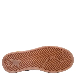 حذاء رياضي على شكل نجمة