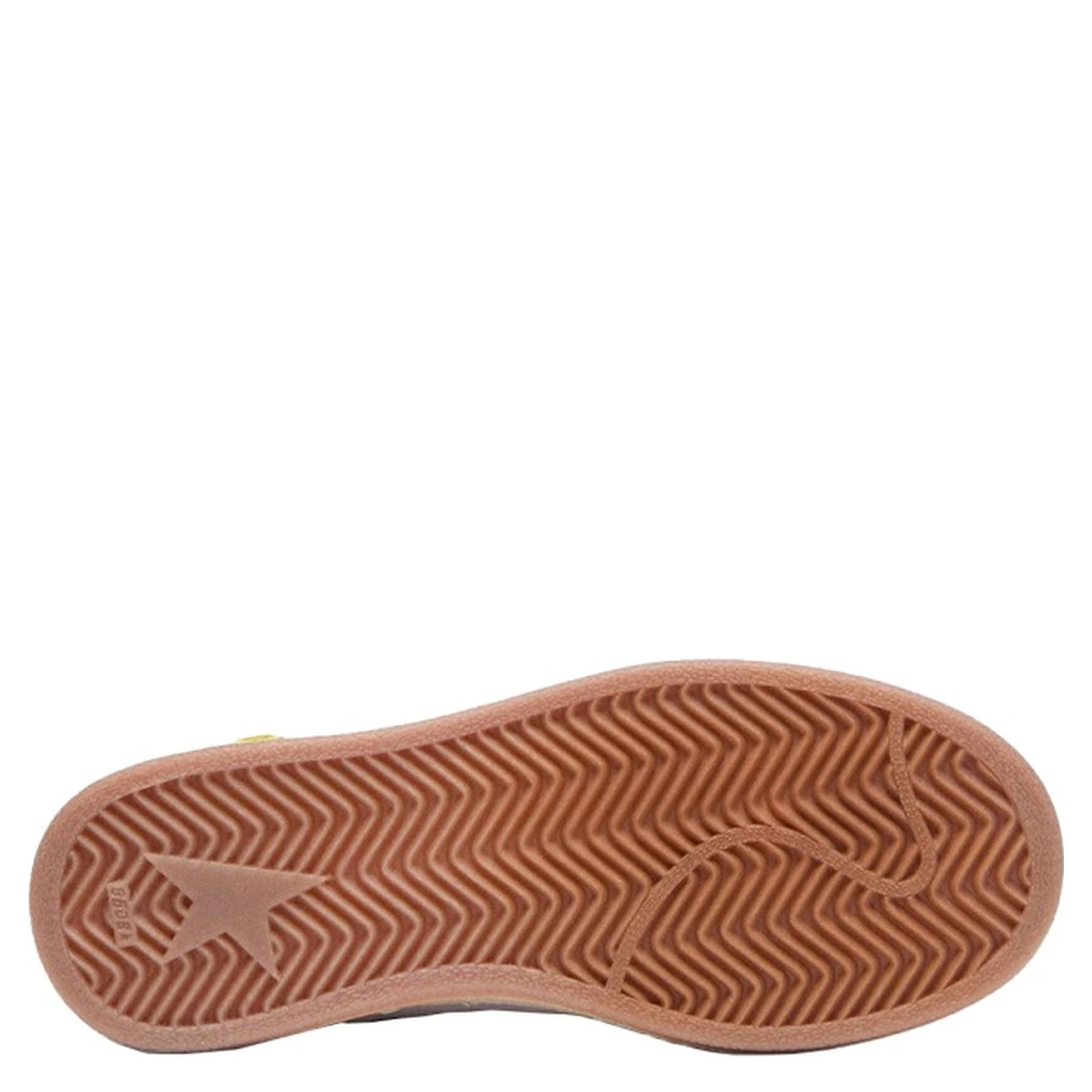 حذاء رياضي على شكل نجمة