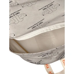 حقيبة ظهر "صغيرة جدًا"