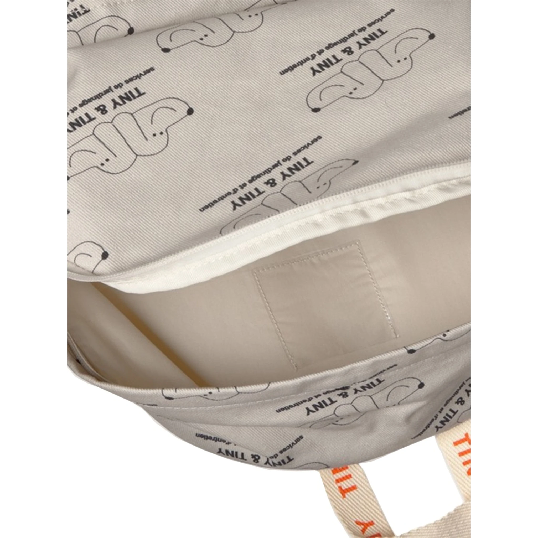 حقيبة ظهر "صغيرة جدًا"