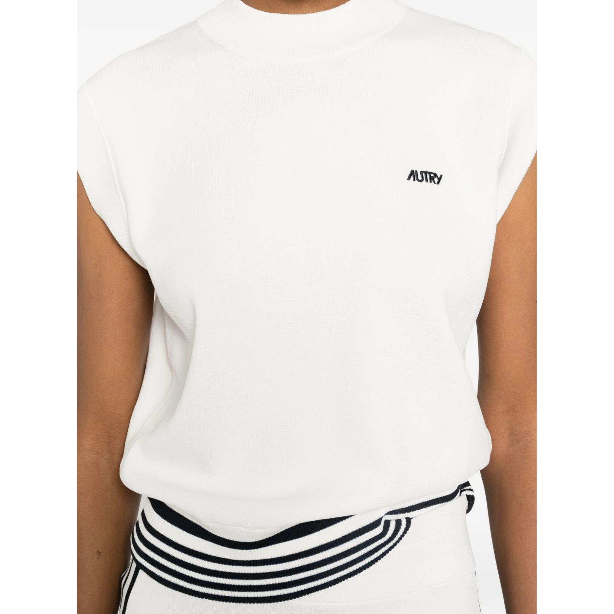 كنزات أوتري بيضاء