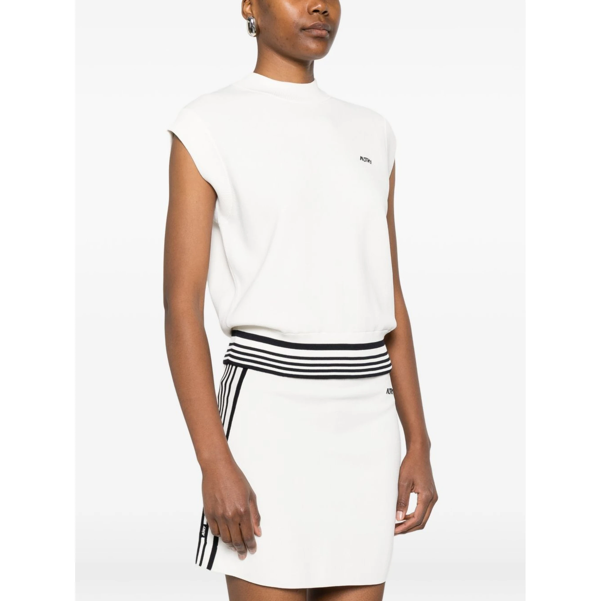 كنزات أوتري بيضاء