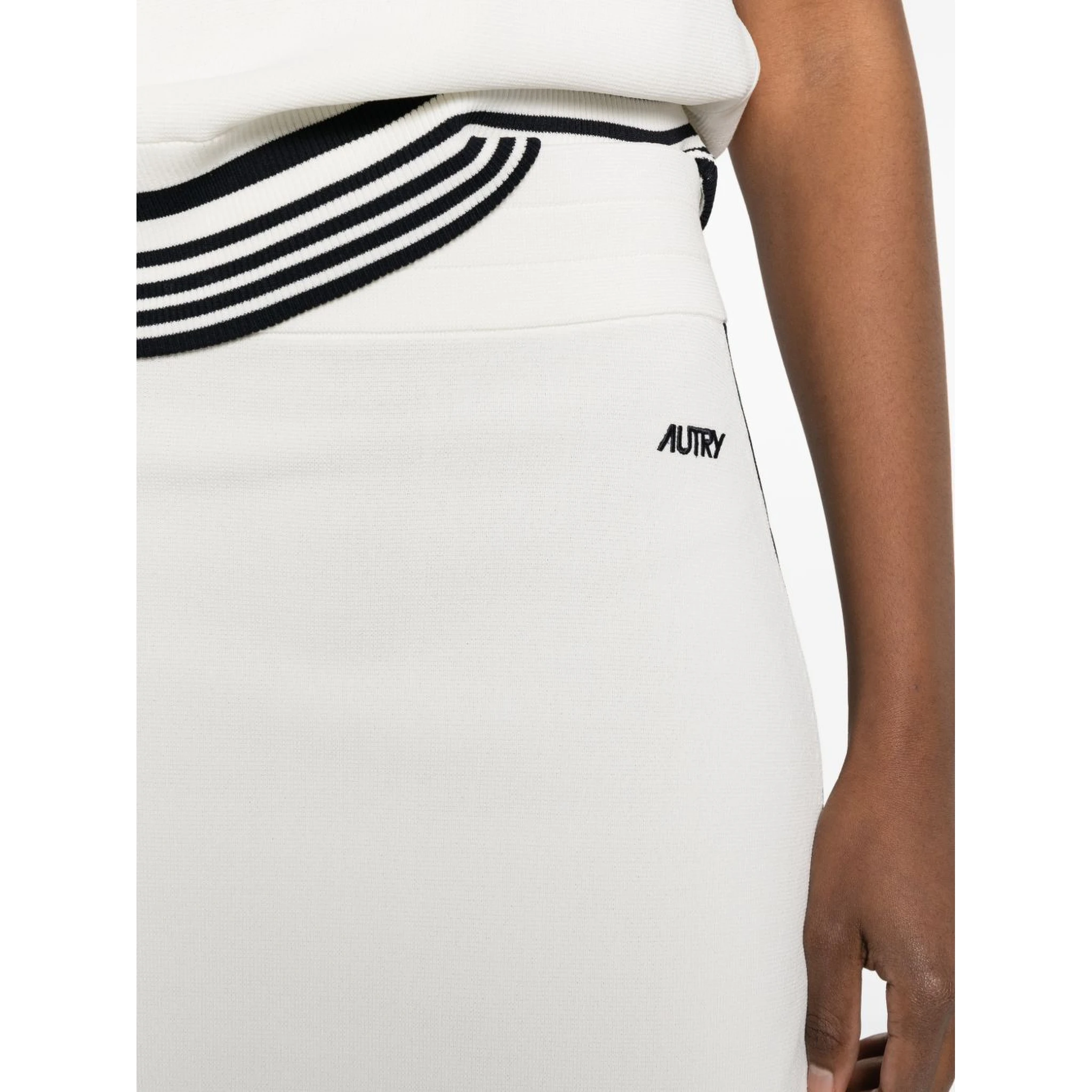 تنانير أوتري بيضاء