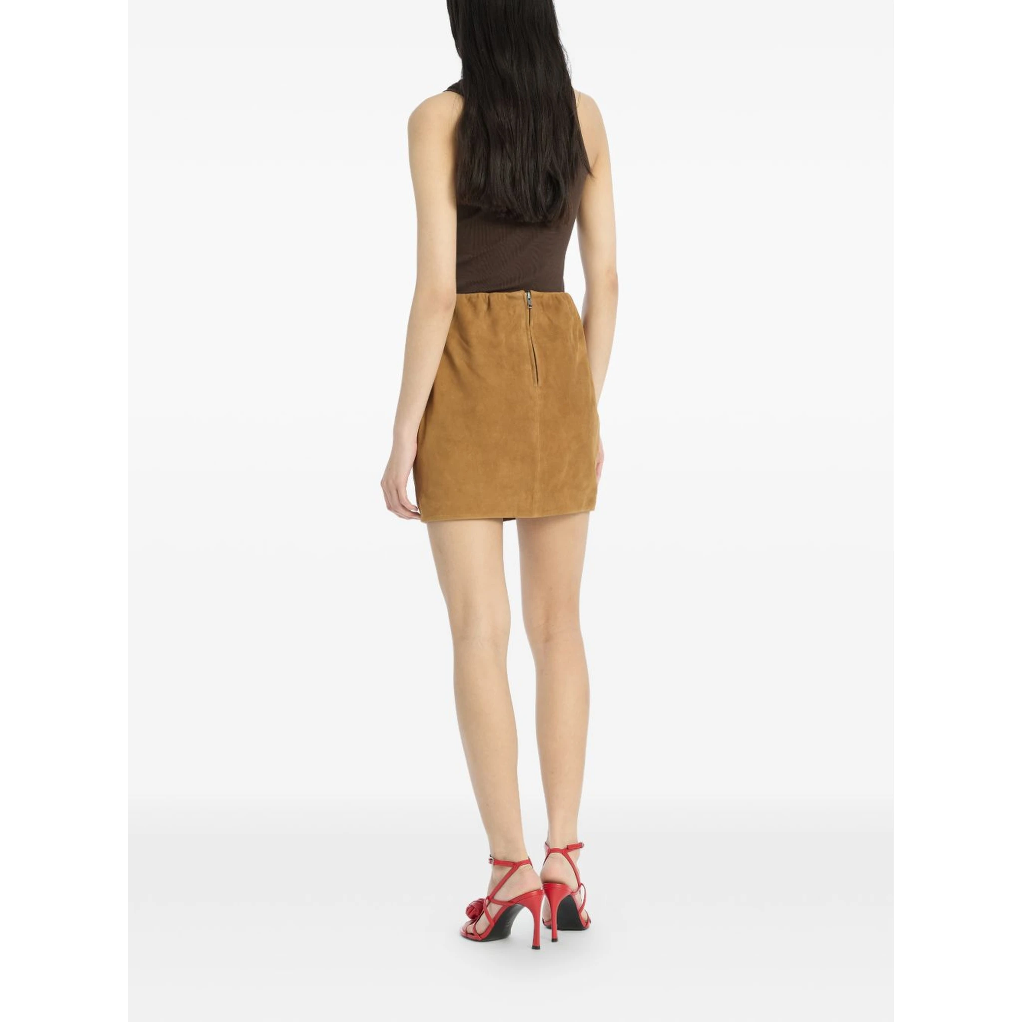 قم بتدوير التيشيرتات والقمصان ذات اللون البني