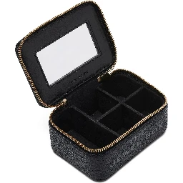 حقائب مارك جاكوبس.. سوداء