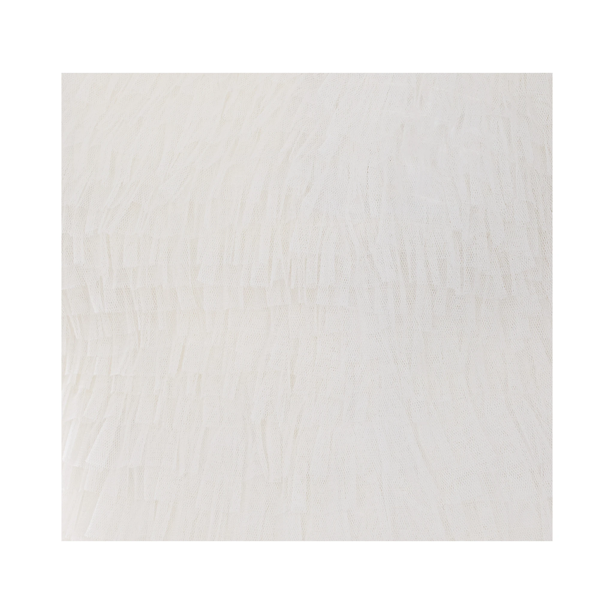 طقم ملابس علوية أبيض مكون من قطعتين