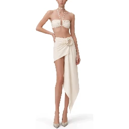 تنورة قصيرة ذات ثنيات