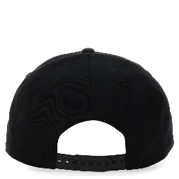 قبعة بيسبول بشعار