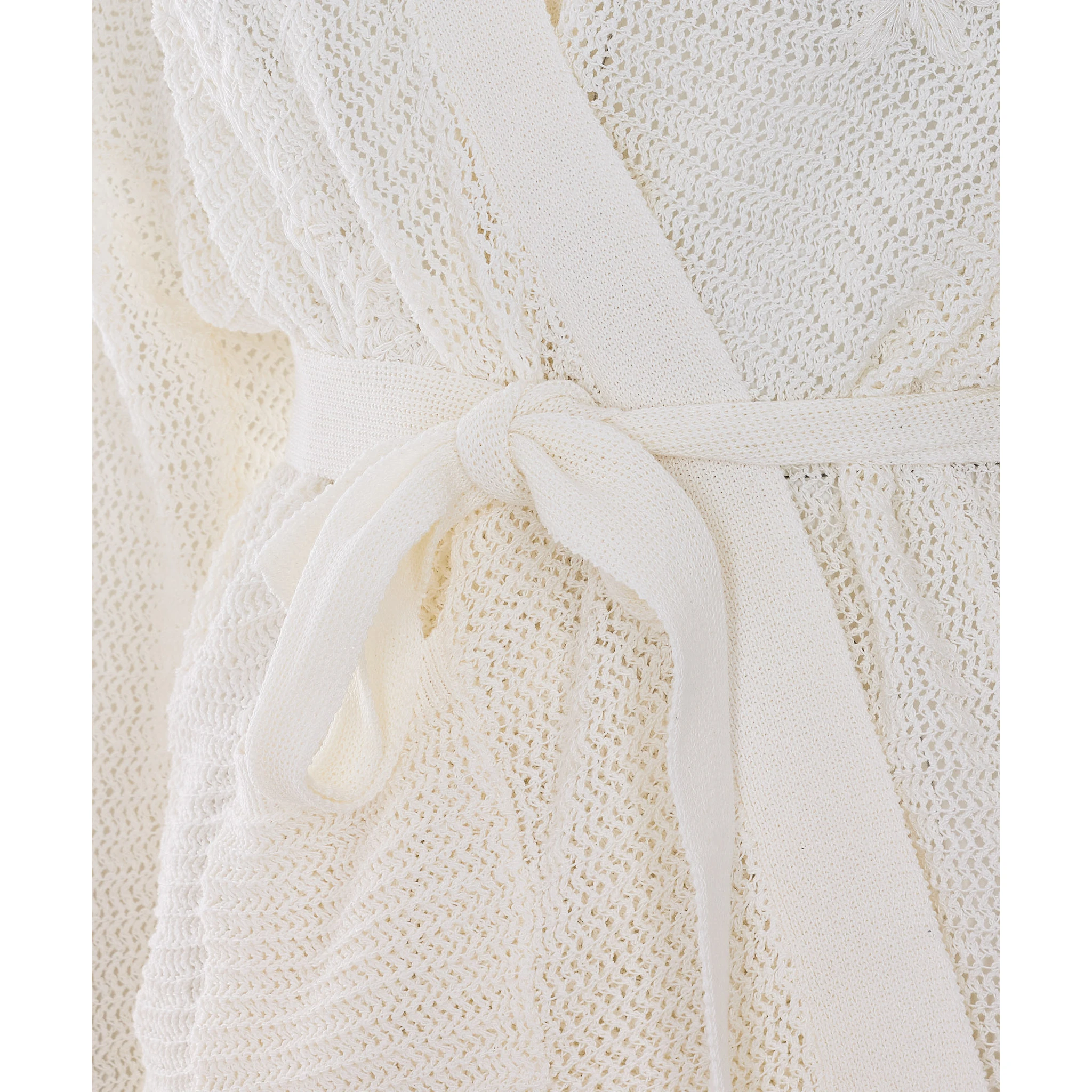 طقم كنزات أبيض