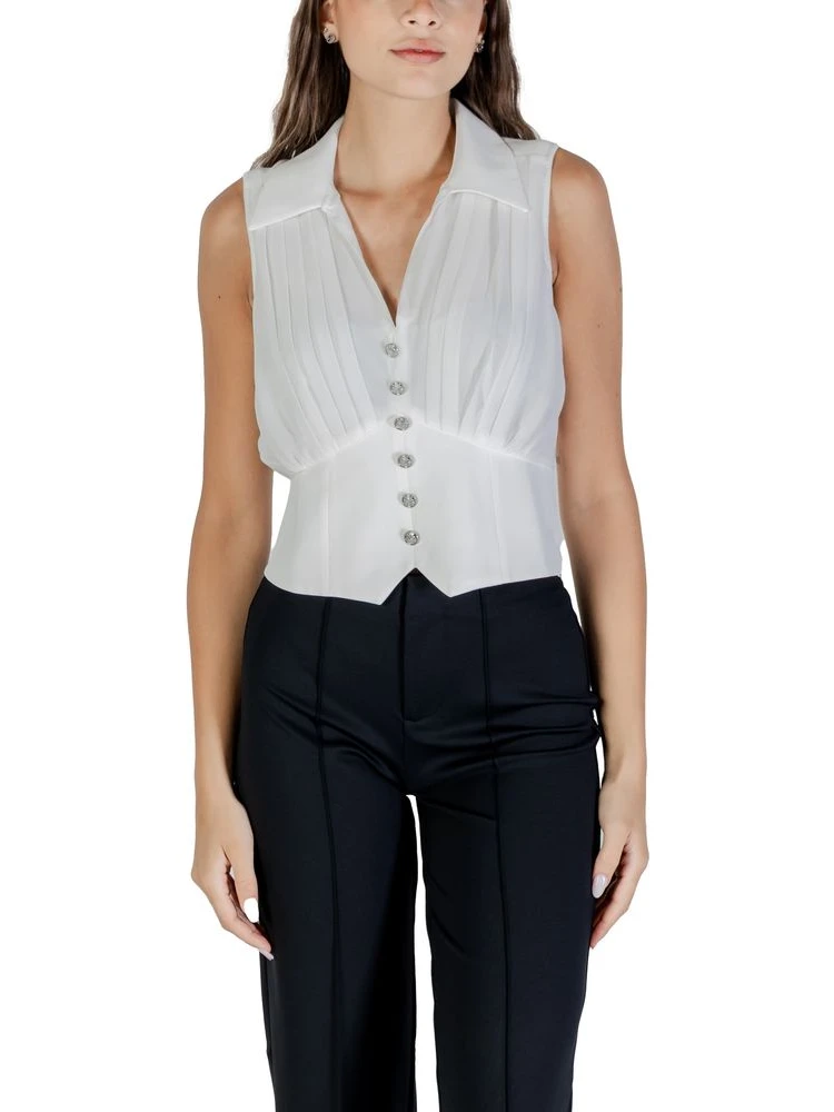 بلوزة بيضاء من البوليستر