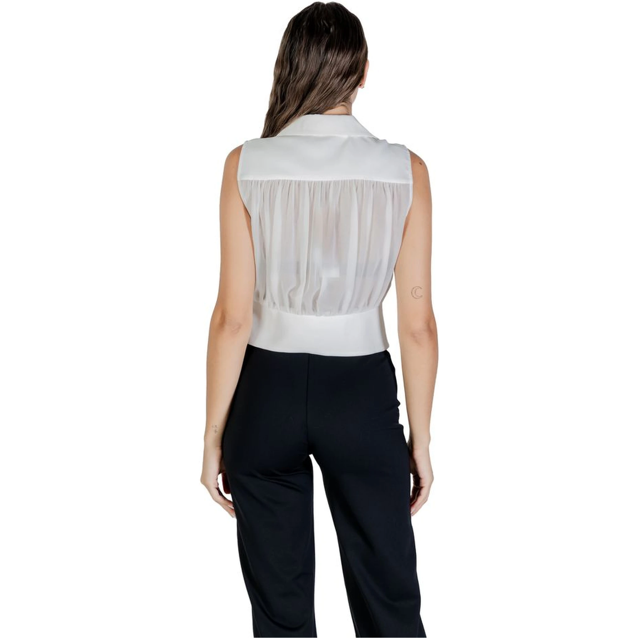 بلوزة بيضاء من البوليستر