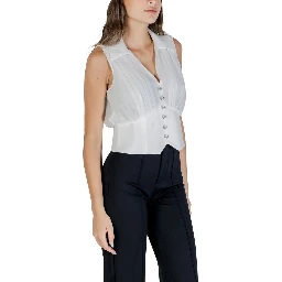 بلوزة بيضاء من البوليستر