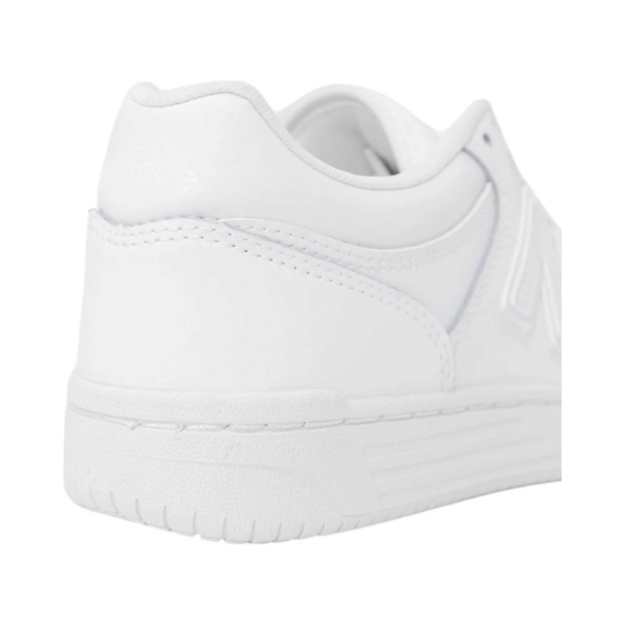 حذاء رياضي أبيض من الجلد