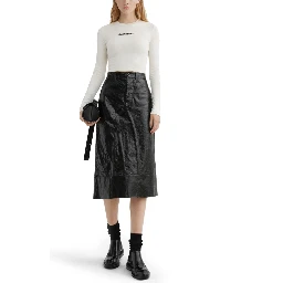 بلوزة قصيرة مزينة بشعار