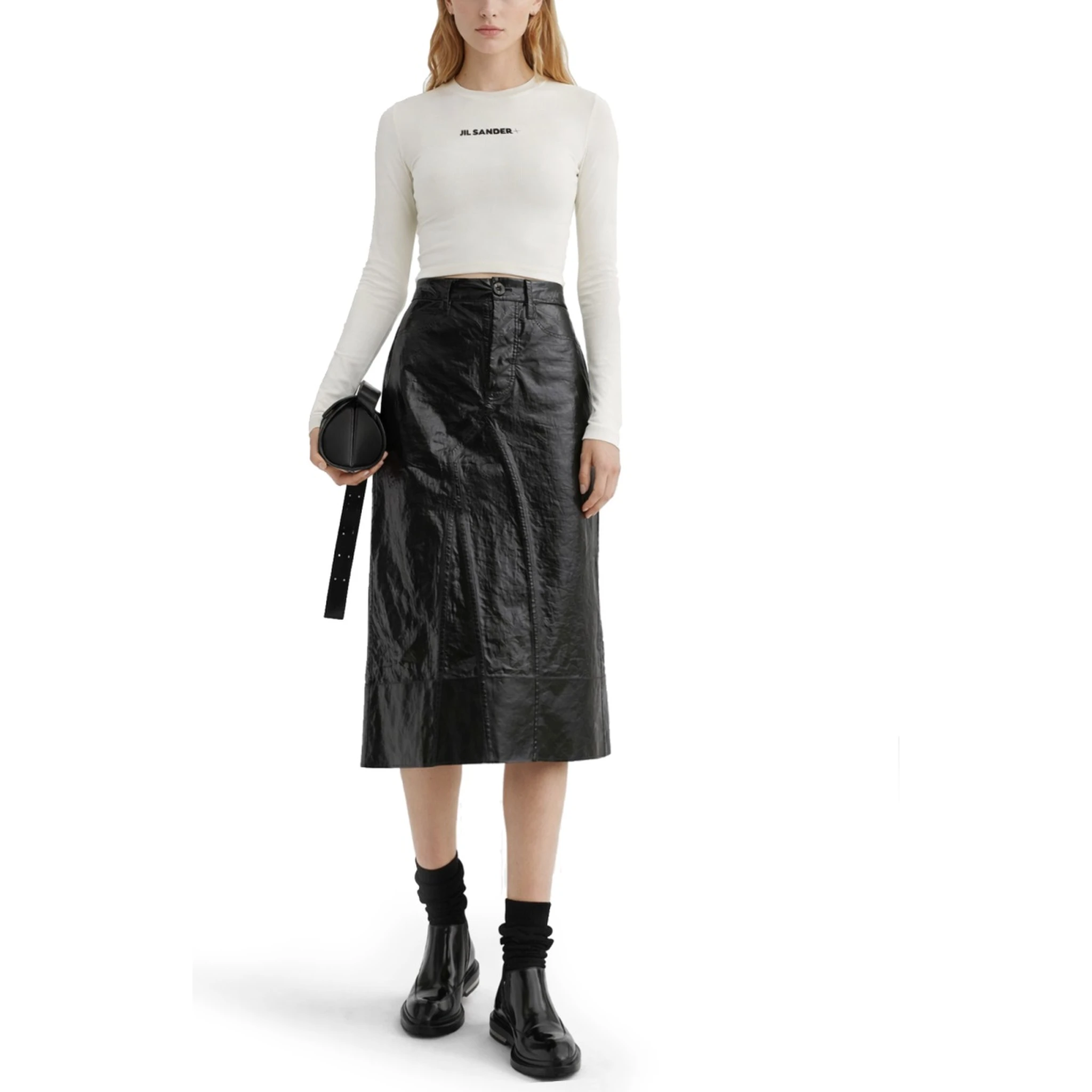 بلوزة قصيرة مزينة بشعار