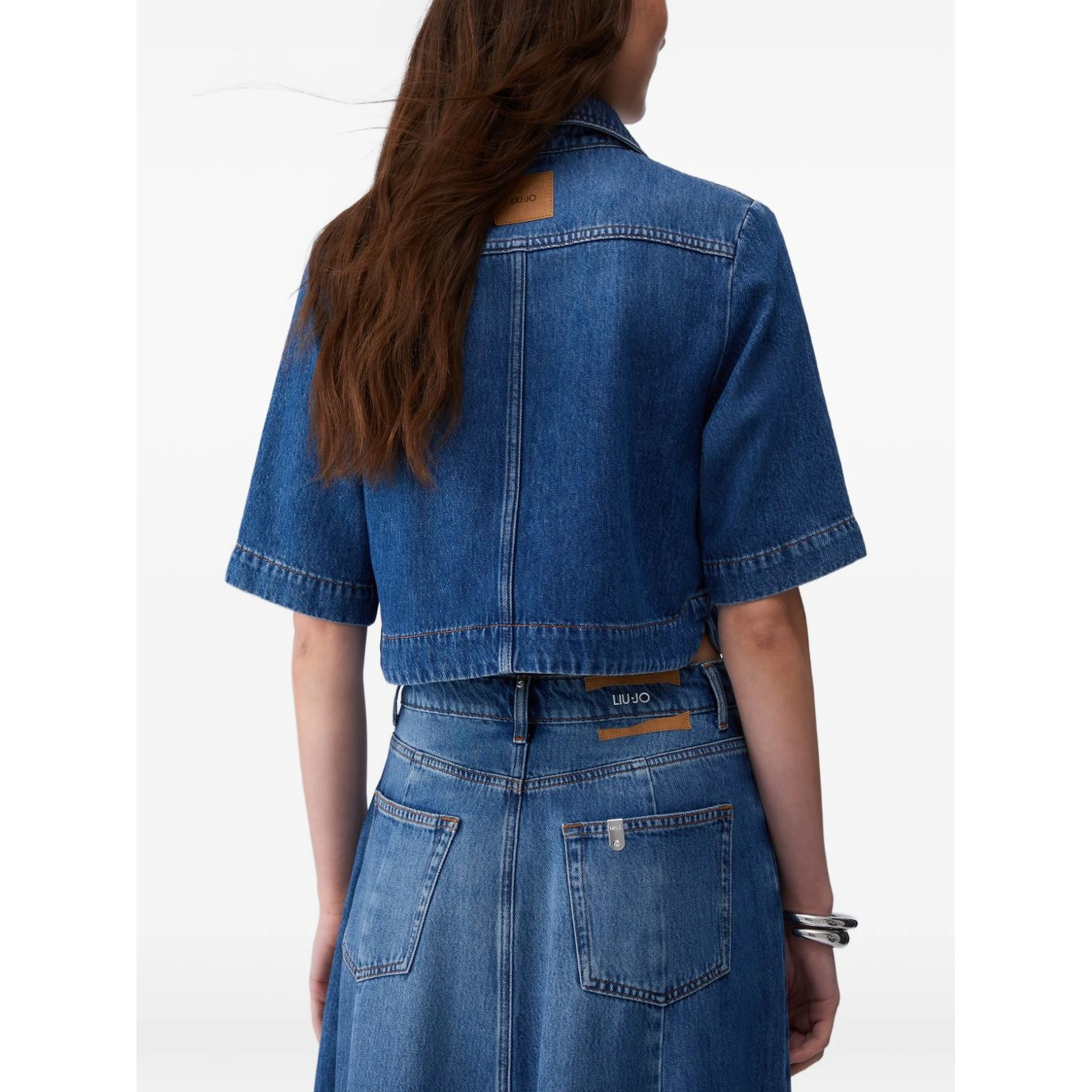 قمصان ليو جو الزرقاء