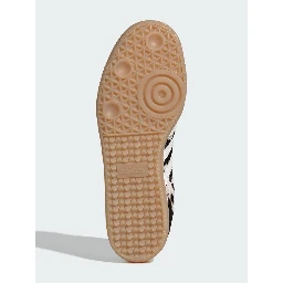 حذاء رياضي أبيض من أديداس